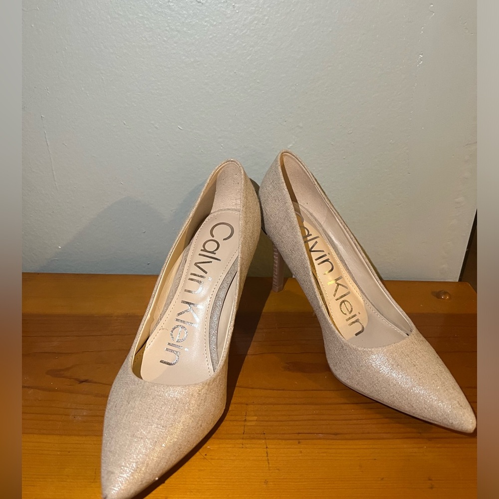 Calvin Klein Light Natural Pumps